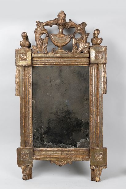 null Mirror in molded wood, carved, gilded with decorations of garlands, friezes...