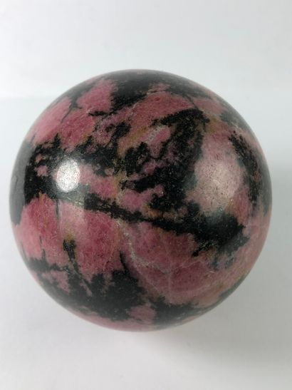 null Sphere in rhodonite.

Diameter: 8,5 cm. 

This manganese silicate of red color...