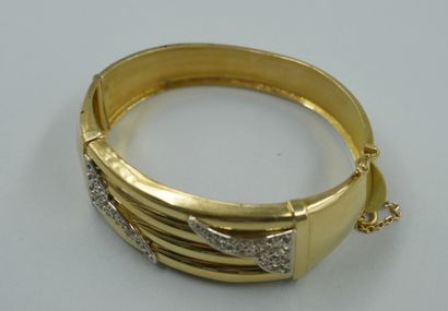 null Bracelet in 18k yellow gold with gadroons paved with white stones. 

PB : 28...