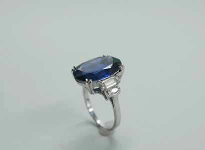 null 18k white gold ring set with a large natural sapphire of 8.92cts and baguette...