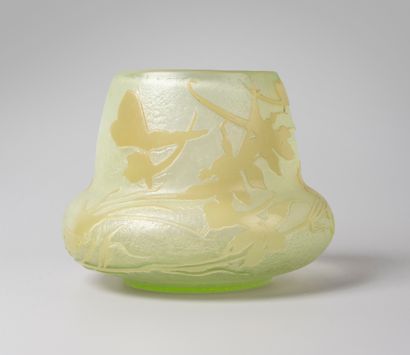 null Emile GALLE (1846-1904) 

Vase with top and flared neck, in multi-layered ouralin...
