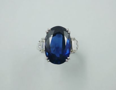 null 18k white gold ring set with a large natural sapphire of 8.92cts and baguette...