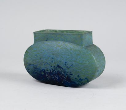 null 
DAUM NANCY




Small quadrangular vase in marbled glass in green and blue tones....