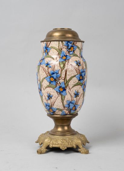 null GIEN, vers 1900. 

Lampe en faïence à décor de fleurs bleues émaillées en relief,...
