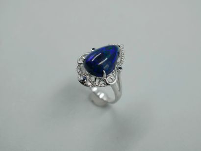 null 18k white gold ring surmounted by a pear-shaped night opal in cabochon of 4cts...