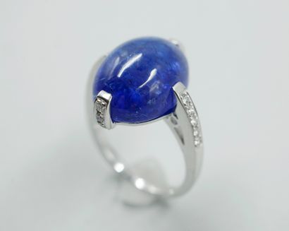 null Ring in 18k white gold surmounted by a Tanzanite in cabochon of 14cts approximately...