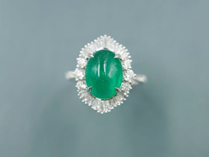 null Skirt ring in 18k white gold with an emerald cabochon surrounded by brilliant-cut...