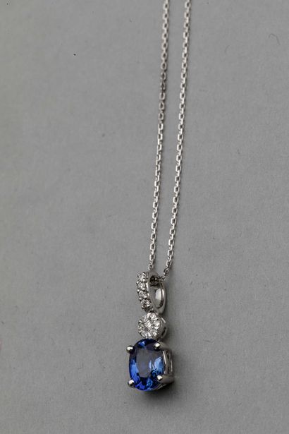 null Pendant in 18k white gold decorated with an oval sapphire of 1ct approximately...