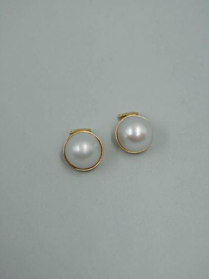 null Pair of ear clips in 18k yellow gold each adorned with a Mabé pearl - Racket...
