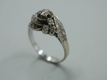 null Ring volute in 18k white gold set with diamonds. 

Period 1950. 

PB : 3,80gr....