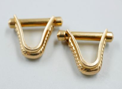 null Triangular cufflinks in 18K yellow gold chased with gadroons. 

Weight : 9,...