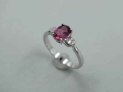 null Ring in 18k white gold with an oval Rubellite and two diamonds. 

PB : 3,10gr....