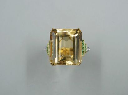 null Tank ring in 18k yellow gold set with a large rectangular citrine flanked by...