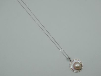 null Circular pendant in 18k white gold adorned with a cultured pearl in a mother-of-pearl...
