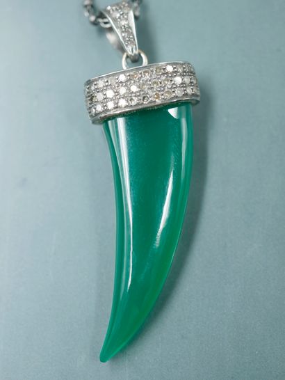null 
Long necklace made of a silver and 18k white gold pendant holding a chrysoprase...