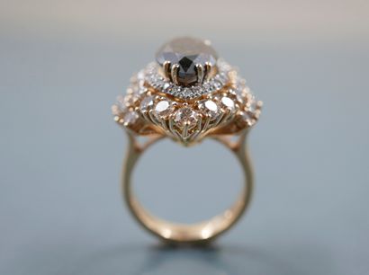 null Bague marquise en or jaune 18k surmontée d'un important diamant brun taille...