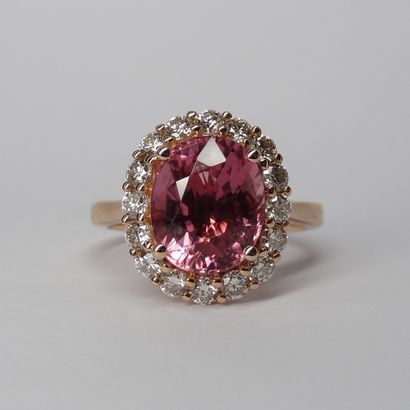 null 18k rose gold ring set with an oval pink tourmaline of 3.50cts circled by a...