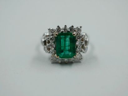 null 18k white gold ring set with an emerald of beautiful color, approx. 1.50ct,...