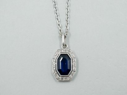 null Octagonal pendant in 18k white gold set with a synthetic sapphire with cut sides...