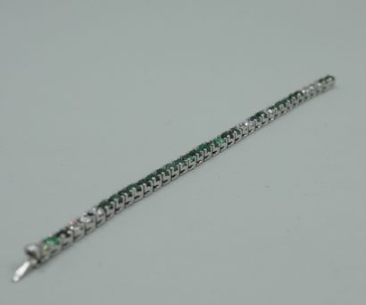 null Flexible line bracelet in 18k white gold set with emeralds alternated with diamonds.

...