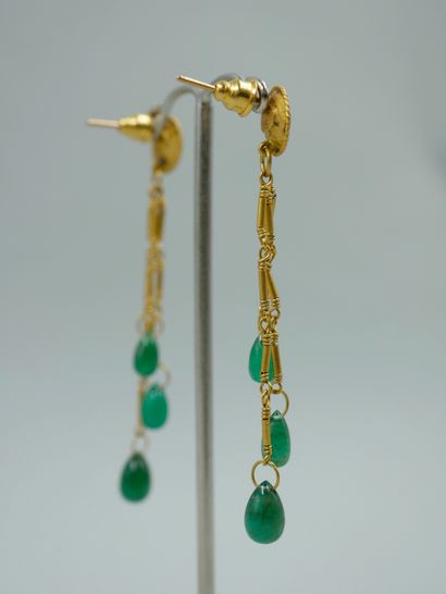 null Pair of antique earrings in 18K yellow gold centered with a diamond and holding...