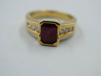 null 18k yellow gold ring set with a square ruby of 2.5cts and diamonds. 

PB : 8,40gr....
