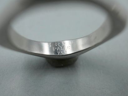 null FRED. 

Quadrangular ring in 18K white gold 

Weight : 6,00gr. TDD : 50.