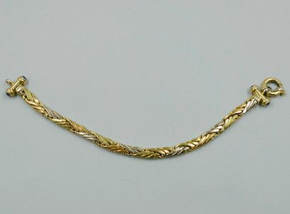 null Bracelet in 18k yellow gold with braided mesh, the clasp surrounded by two sticks...