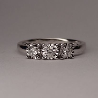 null Ring in 18K white gold set with three brilliant-cut diamonds for a total weight...