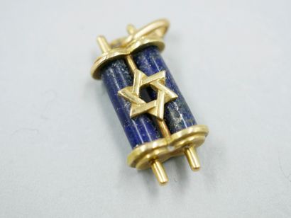 null Pendentif en or jaune 18k représentant le Sefer Torah en lapis lazuli et orné...