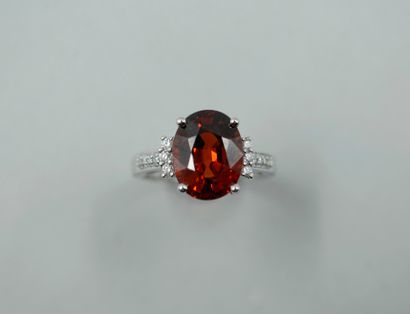 null Ring in 18k white gold surmounted by a Spessartite Garnet of about 5cts, set...