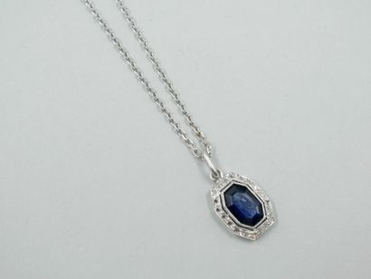 null Octagonal pendant in 18k white gold set with a synthetic sapphire with cut sides...