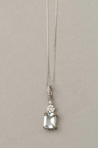 null Pendant in 18k white gold set with an aquamarine of about 2cts, surmounted by...