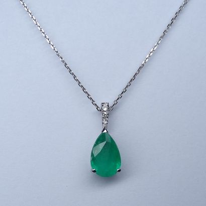 null Pendant drop in 18k white gold surmounted by a pear-shaped emerald of 1,50cts...