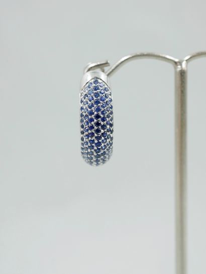 null Pair of 18k white gold earrings partially paved with sapphires. 

Length : 2,2cm....