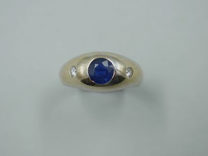 null 18k white gold ring set with a round sapphire and two diamonds. 

PB : 5,20gr....