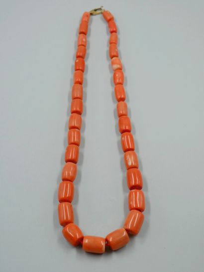 null Necklace of coral beads cut in barrels. Clasp in gilded metal.

Length : 60...