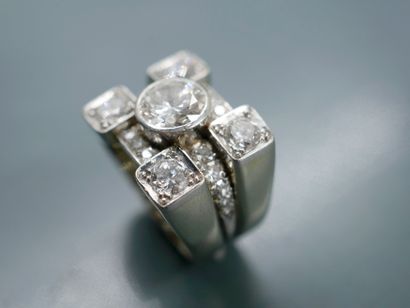 null Tank ring in 18k white gold and platinum surmounted by a central diamond of...