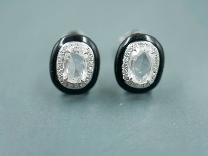 null Pair of 18k white gold ear studs with an oval diamond of 0.50cts surrounded...
