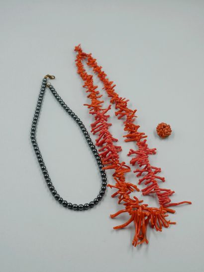 Lot including a red coral necklace. PB: 48gr....