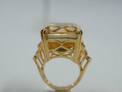null Tank ring in 18k yellow gold set with a large rectangular citrine flanked by...