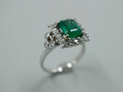 null 18k white gold ring set with an emerald of beautiful color, approx. 1.50ct,...
