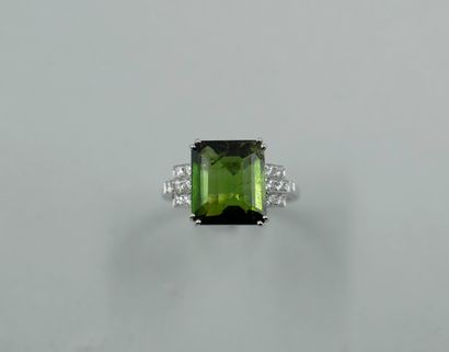 null Ring in 18k white gold set with a green rectangular tourmaline of 8cts approximately,...