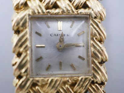 null CARTIER. 

Montre bracelet de dame en or jaune 18k. Boitier carré, cadran fond...