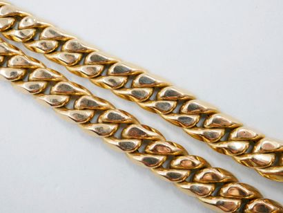 null 
Necklace with curb chain in 18k yellow gold.

Weight : 32,10gr.
