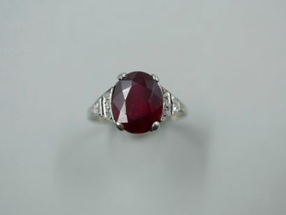 null White gold ring with an oval ruby of about 3cts probably treated with rose-cut...