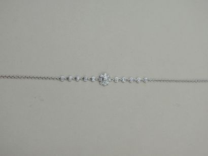null Chain bracelet in 18k white gold with a flower paved with diamonds framed by...