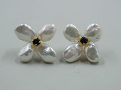 null Pair of 18k yellow gold flower earrings, the petals in white baroque pearls,...