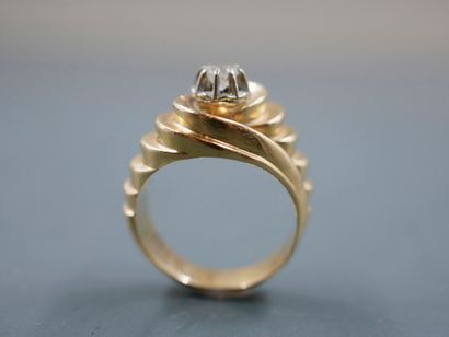 null Yellow gold ring 18k tosadé surmounted by a white stone. 

Work of the 1960s.

PB...