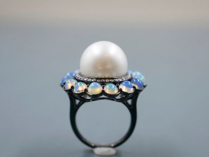 null Daisy ring in rhodium-plated 18k white gold topped by a cultured pearl in a...